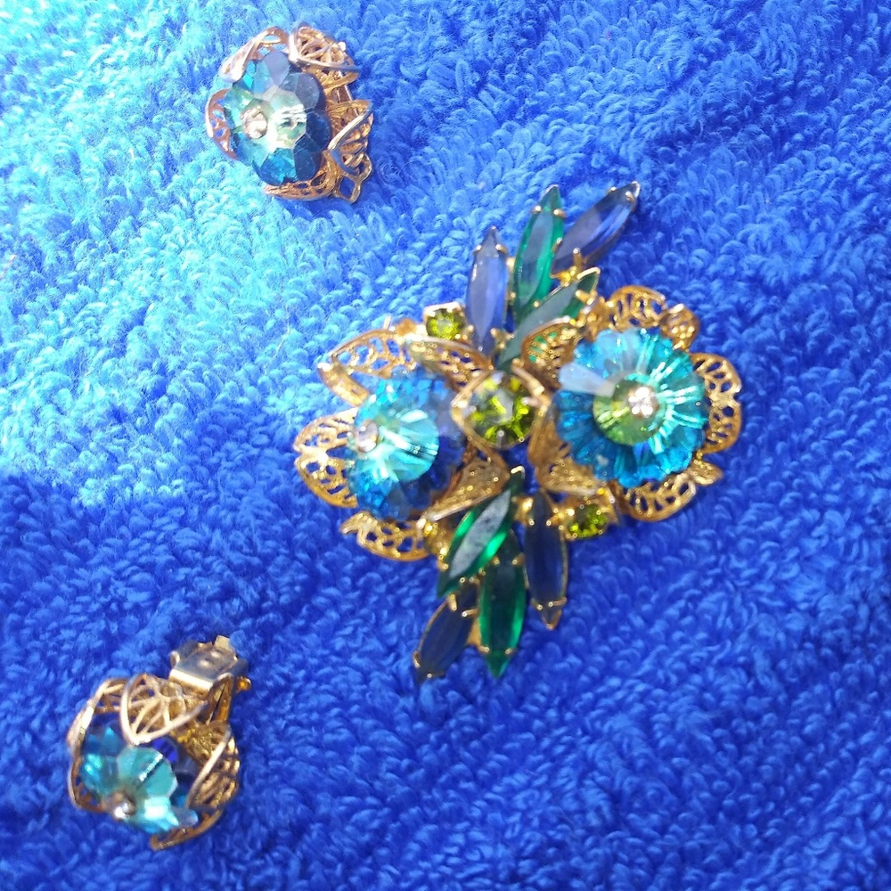 Brooche and clip earrings
